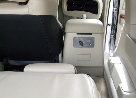 Người lái là người ngồi trước hay ngồi sau? - 11 Bảng điều khiển điều hòa hàng ghế sau